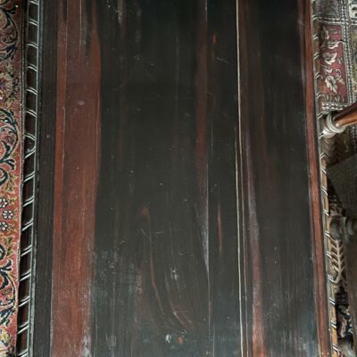 Table basse en ébène de macassar à décor de volutes. Lot vendu sur désignation avec enlèvement sur rendez-vous au 51 avenue de la libération à Granville