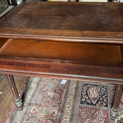 Bureau de style en bois acajou, un tiroir en ceinture. Dimensions: 71 x 80 x 54 cm. Lot vendu sur désignation avec enlèvement sur rendez-vous au 51 avenue de la libération à Granville