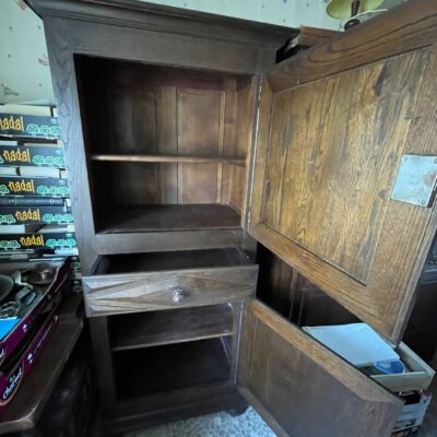 Armoire normande  en chêne foncé décor en pointe de diamant, ouvrant par deux vantaux et un tiroir. Dimensions: 180 x 72 x 45 cm. Lot vendu sur désignation avec enlèvement sur rendez-vous au 51 avenue de la libération à Granville.