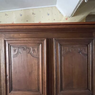Armoire rustique en chêne foncé. Dimensions: 180 x 150 x 42 cm. Lot vendu sur désignation avec enlèvement sur rendez-vous au 51 avenue de la libération à Granville