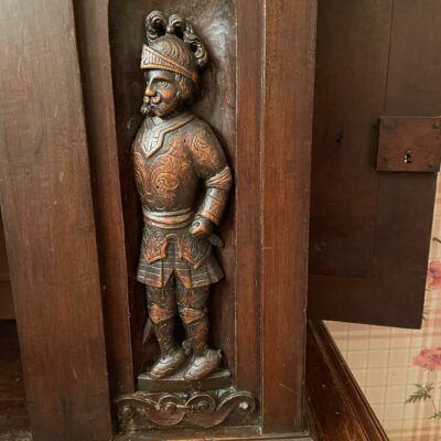 Buffet en chêne foncé de style rustique à cinq vantaux sculptés dont deux latéraux. Dimensions: 178 x 138  x 45 cm. Lot vendu sur désignation avec enlèvement sur rendez-vous au 51 avenue de la libération à Granville