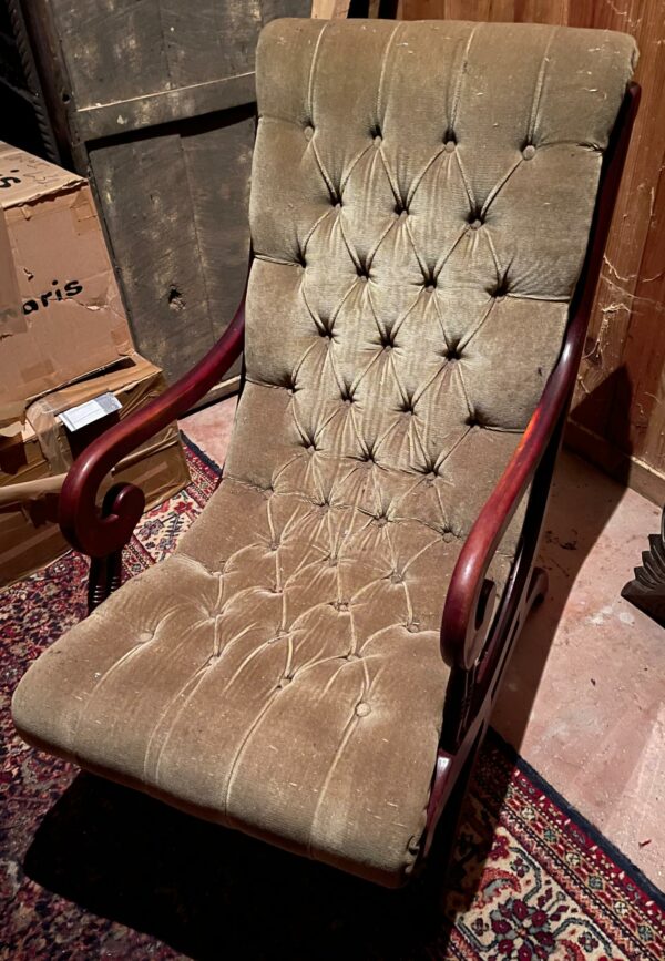 Rocking Chair de style Chesterfield recouvert de velours, vendu avec son repose pied. Lot vendu sur désignation avec enlèvement sur rendez-vous au 51 avenue de la libération à Granville