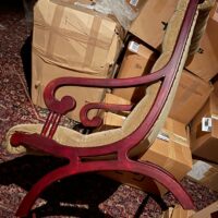 Rocking Chair de style Chesterfield recouvert de velours, vendu avec son repose pied. Lot vendu sur désignation avec enlèvement sur rendez-vous au 51 avenue de la libération à Granville – Image 4