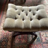 Rocking Chair de style Chesterfield recouvert de velours, vendu avec son repose pied. Lot vendu sur désignation avec enlèvement sur rendez-vous au 51 avenue de la libération à Granville – Image 2