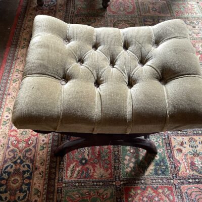 Rocking Chair de style Chesterfield recouvert de velours, vendu avec son repose pied. Lot vendu sur désignation avec enlèvement sur rendez-vous au 51 avenue de la libération à Granville