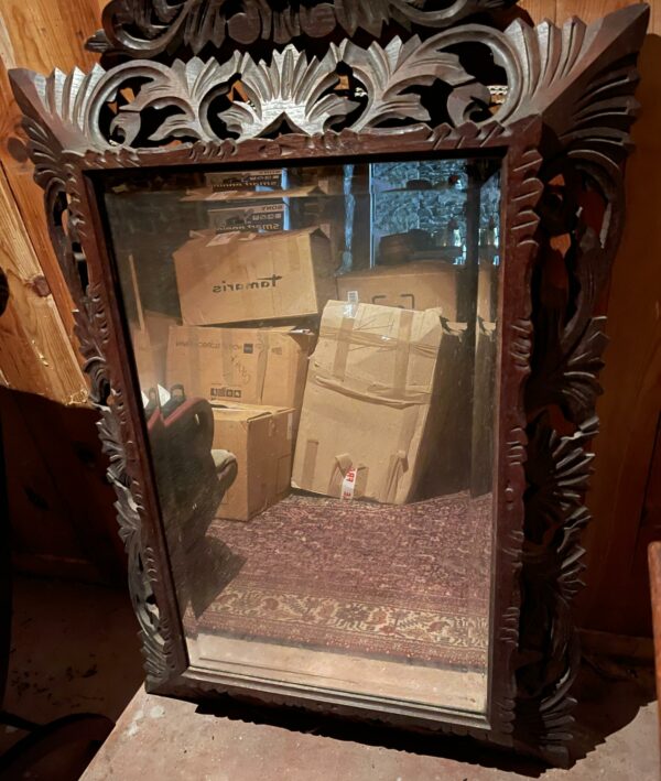 Miroir biseauté de style gothique en bois foncé. Dimensions: 130 x 82 cm. Lot vendu sur désignation avec enlèvement sur rendez-vous au 51 avenue de la libération à Granville