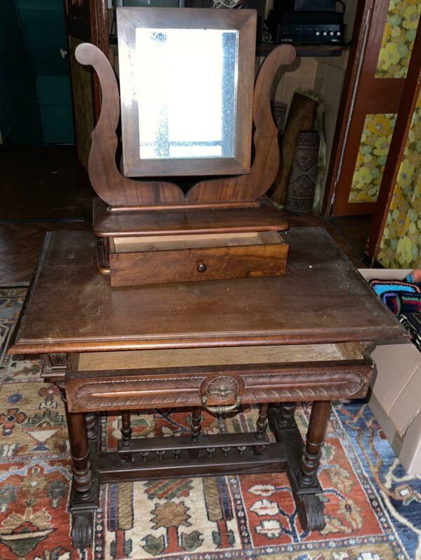 Coiffeuse en bois avec un tiroir en ceinture et miroir. Dimensions: 69 x 74 x 50 cm. Lot vendu sur désignation avec enlèvement sur rendez-vous au 51 avenue de la libération à Granville