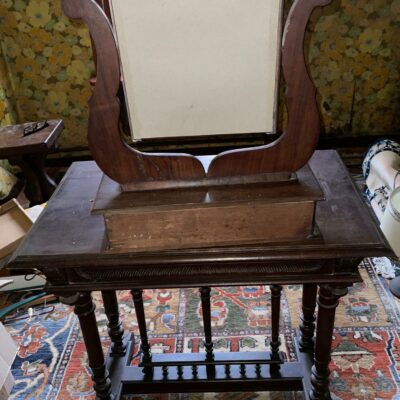 Coiffeuse en bois avec un tiroir en ceinture et miroir. Dimensions: 69 x 74 x 50 cm. Lot vendu sur désignation avec enlèvement sur rendez-vous au 51 avenue de la libération à Granville