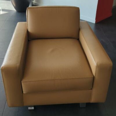 Fauteuil recouvert de cuir beige, piètement en métal. 70 x 85 x 92 cm. (4 unités Belgrand 6e + 2 unités ssol -2). 6 unités. Vendu à l’unité avec faculté de réunion