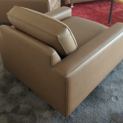 Fauteuil recouvert de cuir marron glacé, piètement en acier chromé, coussins amovibles. 70 x 85 x 92 cm. (Belgrand 6e). 2 unités. Vendu à l’unité avec faculté de réunion