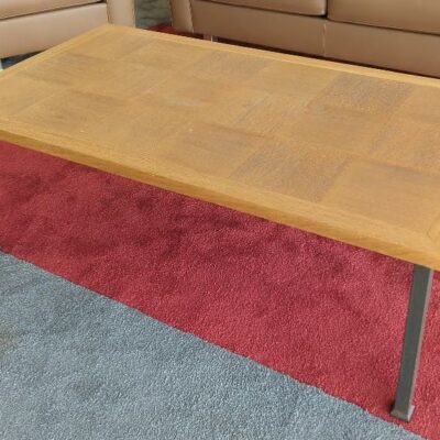 Table basse plateau rectangulaire en bois à motifs damiers sur 4 pieds en acier. 45 x 130 x 70 cm. (Belgrand 6e). 2 unités. Vendu à l’unité avec faculté de réunion