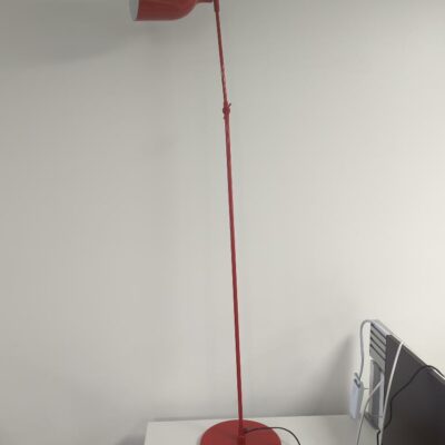Lampadaire articulé de marque Aluminor modèle Mekano en acier laqué rouge. Hauteur max : 142 cm. (Belgrand). 17 unités. Vendu à l’unité avec faculté de réunion