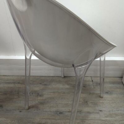 Fauteuil design Philippe Starck modèle Mr. Impossible édition Kartell en plexiglas blanc et transparent. 85 x 55 x 60 cm. (Belgrand). 15 unités . Vendu à l’unité avec faculté de réunion