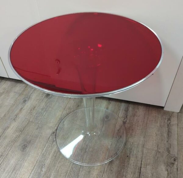 Table basse design Philippe Starck modèle Tip Top édition Kartell en plexiglas rouge et transparent. 50 x 48 cm. (Belgrand). 8 unités. Vendu à l'unité avec faculté de réunion