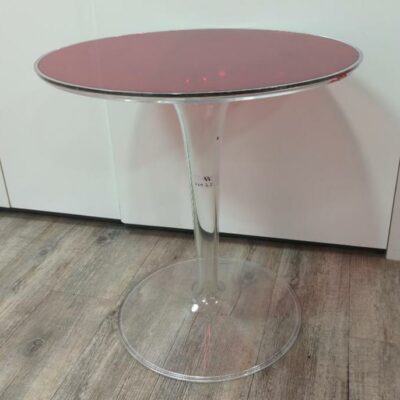 Table basse design Philippe Starck modèle Tip Top édition Kartell en plexiglas rouge et transparent. 50 x 48 cm. (Belgrand). 8 unités. Vendu à l’unité avec faculté de réunion