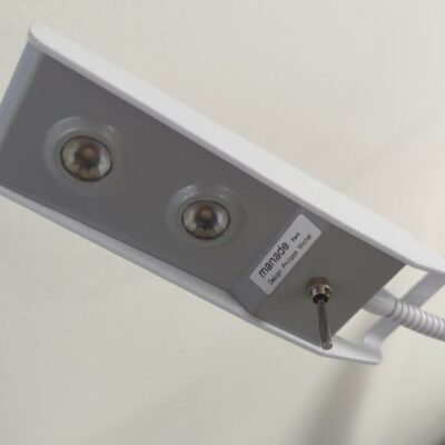 Lampe de bureau flexible design Philippe Michel édition Manade à 2 lumières à led, fixation par vis sur glissière. Hauteur 6O cm. (Belgrand) . 110 unités. Vendu à l’unité avec faculté de réunion