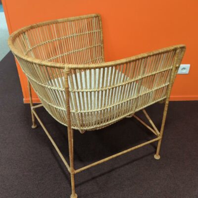 Fauteuil en rotin de marque House Doctor modèle Cuun avec coussin d’assise en tissu blanc et noir. 70 x 70 x 70 cm. (Belgrand). 17 unités. Vendu à l’unité avec faculté de réunion