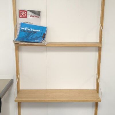 Etagère murale suspendue à 4 niveaux de différentes profondeurs en bois et métal blanc. 175 x 87 x 27 cm. (Belgrand). 7 unités. Vendu à l’unité avec faculté de réunion