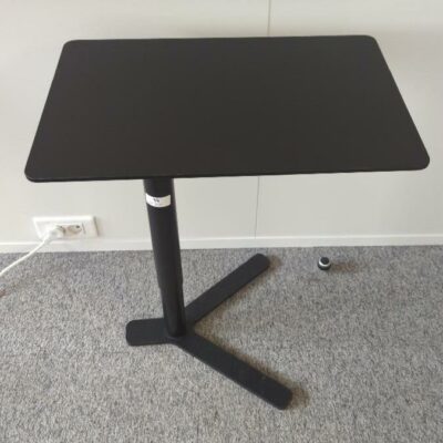 Table d’appoint ajustable en hauteur de marque Lapalma, plateau rectangulaire à bords arrondis en bois noir, piètement tripode en acier laqué noir. 70 x 55 x 35 cm. (Belgrand). 3 unités. Vendu à l’unité avec faculté de réunion