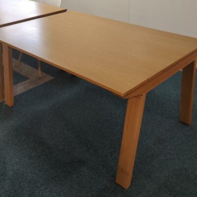 Table rectangulaire en bois design Mario Ruiz modèle Mutis édition Punt. 75 x 150 x 100 cm. (Belgrand). 2 unités. Vendu à l’unité avec faculté de réunion