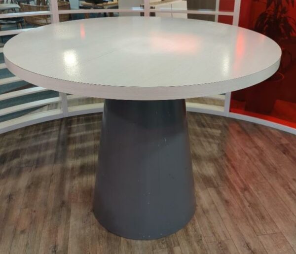 Table haute plateau rond en bois stratifié blanc sur pied conique en plastique gris. (usures). 110 x 140 cm (Belgrand). 5 unités. Vendu à l'unité avec faculté de réunion