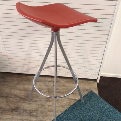 Tabouret haut pivotant design Jorge Pensi modèle Gimlet édition Mobless114 Barcelona, assise en mousse de polyuréthane rouge orangé, piètement tripode en acier. 83 x 34 x 40 cm. (Belgrand -1). 3 unités. Vendu à l’unité avec faculté de réunion