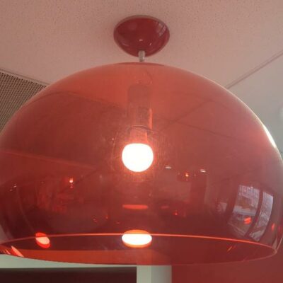 Suspension lumineuse design Ferruccio Laviani modèle Fly édition Kartell en plastique rouge translucide. 50 x 48 cm. (Belgrand). 18 unités. Vendu à l’unité avec faculté de réunion