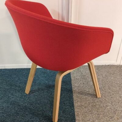 Fauteuil design Hee Welling modèle AAC édition Hay recouvert de tissu rouge sur 4 pieds en bois naturel. 75 x 60 x 50 cm. (Belgrand dont 1 ssol-2). 5 unités. Vendu à l’unité avec faculté de réunion