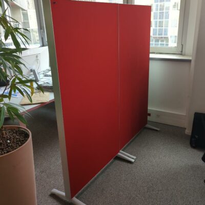 Cloison de séparation acoustique de marque Steelcase en tissu rouge. 156 x 80 x 45 cm. (Belgrand). 4 unités. Vendu à l’unité avec faculté de réunion
