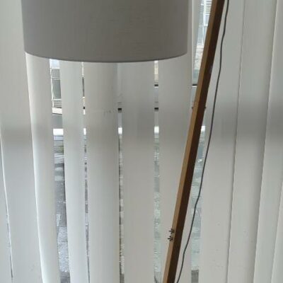 Lampe de parquet de marque Good & Mojo modèle Mont Blanc en bois, abat-jour en tissu blanc. 175 x 70 cm. (Belgrand). 14 unités. Vendu à l’unité avec faculté de réunion