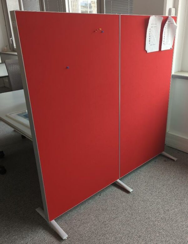 Cloison de séparation acoustique en 2 parties de marque Steelcase de couleur rouge ou orange. 156 x 160 cm. (Belgrand). 8 unités. Vendu à l'unité avec faculté de réunion