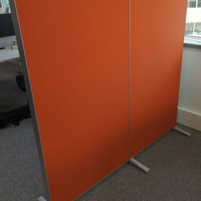 Cloison de séparation acoustique en 2 parties de marque Steelcase de couleur rouge ou orange. 156 x 160 cm. (Belgrand). 8 unités. Vendu à l’unité avec faculté de réunion