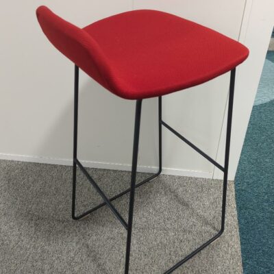 Tabouret haut de marque Capellini, assise en tissu rouge, piètement en acier laqué noir. 90 x 45 x 50 cm. (Belgrand). 2 unités. Vendu à l’unité avec faculté de réunion