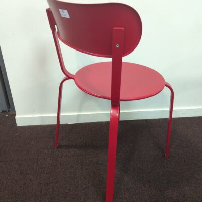 Chaise empilable design Patrick Norguet modèle Stil édition Lapalma en acier laqué rouge. 78 x 46 x 50 cm. (Belgrand 2e). 39 unités. Vendu à l’unité avec faculté de réunion