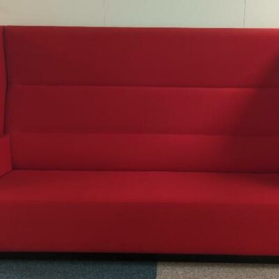 Canapé à haut dossier de marque Offecct modèle Float recouvert de tissu rouge. 130 x 210 x 90 cm (Belgrand 3e)