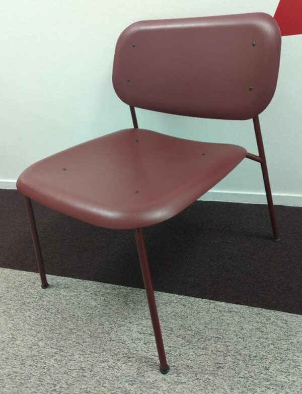 Chaise basse de marque Hay modèle Soft Edge en plastique couleur bordeaux, armature en métal. 79 x 50 x 60 cm. (Belgrand 3eme). 2 unités. Vendu à l'unité avec faculté de réunion