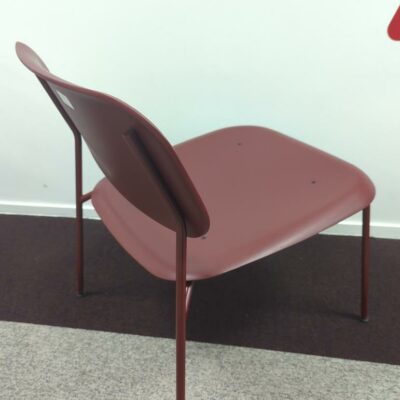 Chaise basse de marque Hay modèle Soft Edge en plastique couleur bordeaux, armature en métal. 79 x 50 x 60 cm. (Belgrand 3eme). 2 unités. Vendu à l’unité avec faculté de réunion