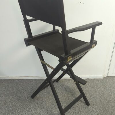 Paire de chaises hautes pliantes en bois et tissu noir. 120 x 56 x 50 cm. (Belgrand 4e)