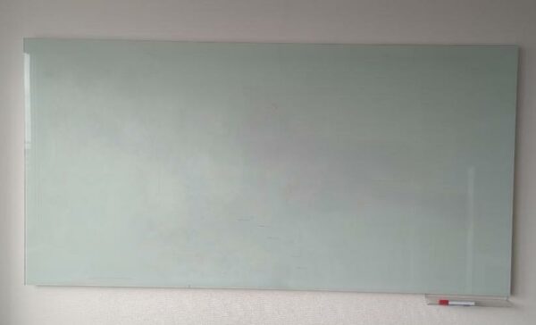 Tableau effaçable en verre. 100 x 200 cm. (Belgrand). 2 unités. Vendu à l'unité avec faculté de réunion