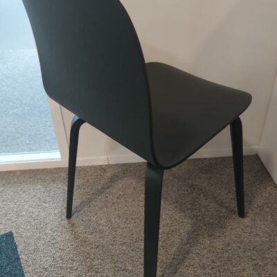 Chaise en bois thermomoulé vert foncé, piètement en métal. 80 x 43 x 50 cm. (Belgrand 2e). 4 unités. Vendu à l’unité avec faculté de réunion