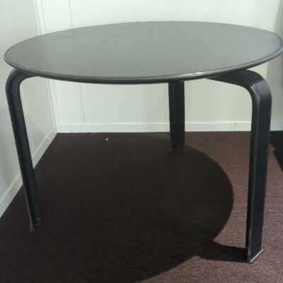 Table basse tripode Matteo Grassi recouverte de cuir noir. 50 x 68 cm. (Belgrand 8e)