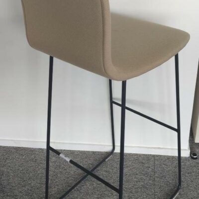 Chaise haute de marque Capellini recouverte de tissu beige, piètement en acier laqué anthracite. 112 x 40 x 47 cm. (Belgrand 2e)