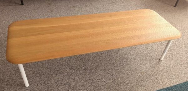Table basse en bois massif, plateau rectangulaire à bords arrondis sur 4 pieds en acier laqué blanc. 30 x 135 x 50 cm (Belgrand 2e)