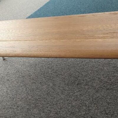 Table basse en bois massif, plateau rectangulaire à bords arrondis sur 4 pieds en acier laqué blanc. 30 x 135 x 50 cm (Belgrand 2e)