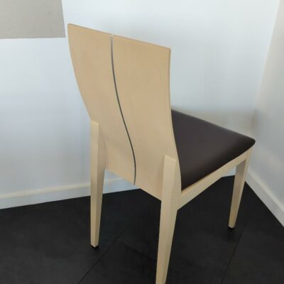 Chaise en bois de marque Pacocapdell avec insert en métal sur le dossier, assise en simili cuir marron foncé. 90 x 46 x 46 cm. (30 unités Belgrand 6e + 9 unités Belgrand -1 réserve cuisine). 39 unités. Vendu à l’unité avec faculté de réunion