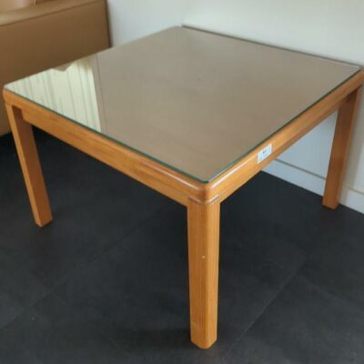 Table basse carrée en bois avec plateau en verre transparent. 47 x 70 x 70 cm. (Belgrand 6e)