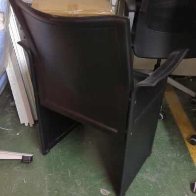 Fauteuil design Tito Agnoli modèle Korium édition Matteo Grassi en cuir noir. 83 x 63 x 51 cm. (Belgrand ssol -2)