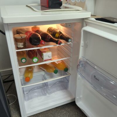 Réfrigérateur de marque Whirlpool modèle RE127A. Capacité 128 litres. 85 x 55 x 55 cm. (Belgrand). 6 unités. Vendu à l’unité avec faculté de réunion