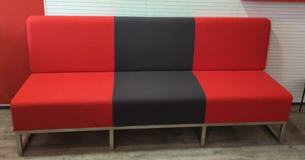 Banquette 3 places de marque Artcan recouverte de feutrine rouge et noire sur un piétement luge en acier chromé. 95 x 212 x 63 cm. (Vasco). 6 unités. Vendu à l'unité avec faculté de réunion