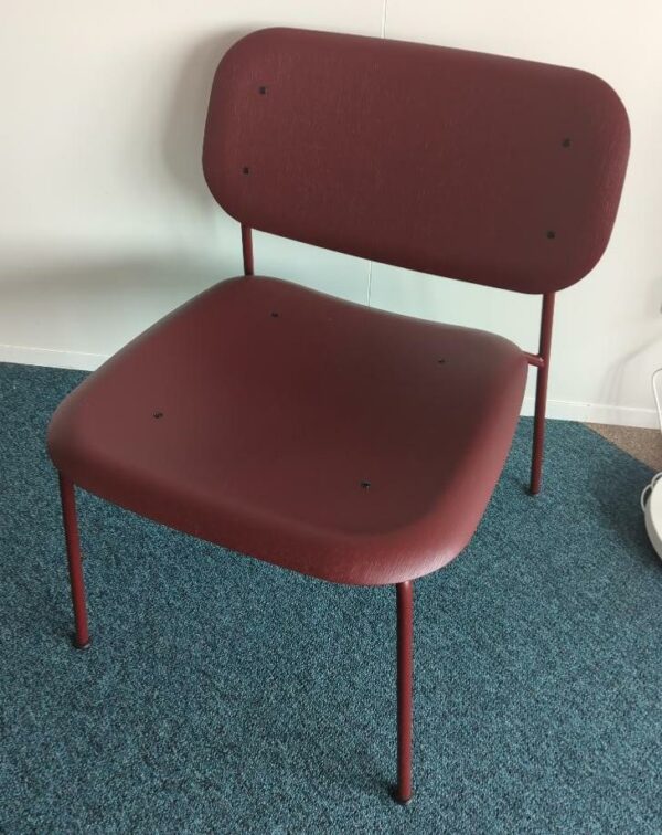 Chaise basse de marque Hay modèle Soft Edge en plastique couleur bordeaux, armature en métal. 79 x 50 x 60 cm. (Vasco). 8 unités. Vendu à l'unité avec faculté de réunion